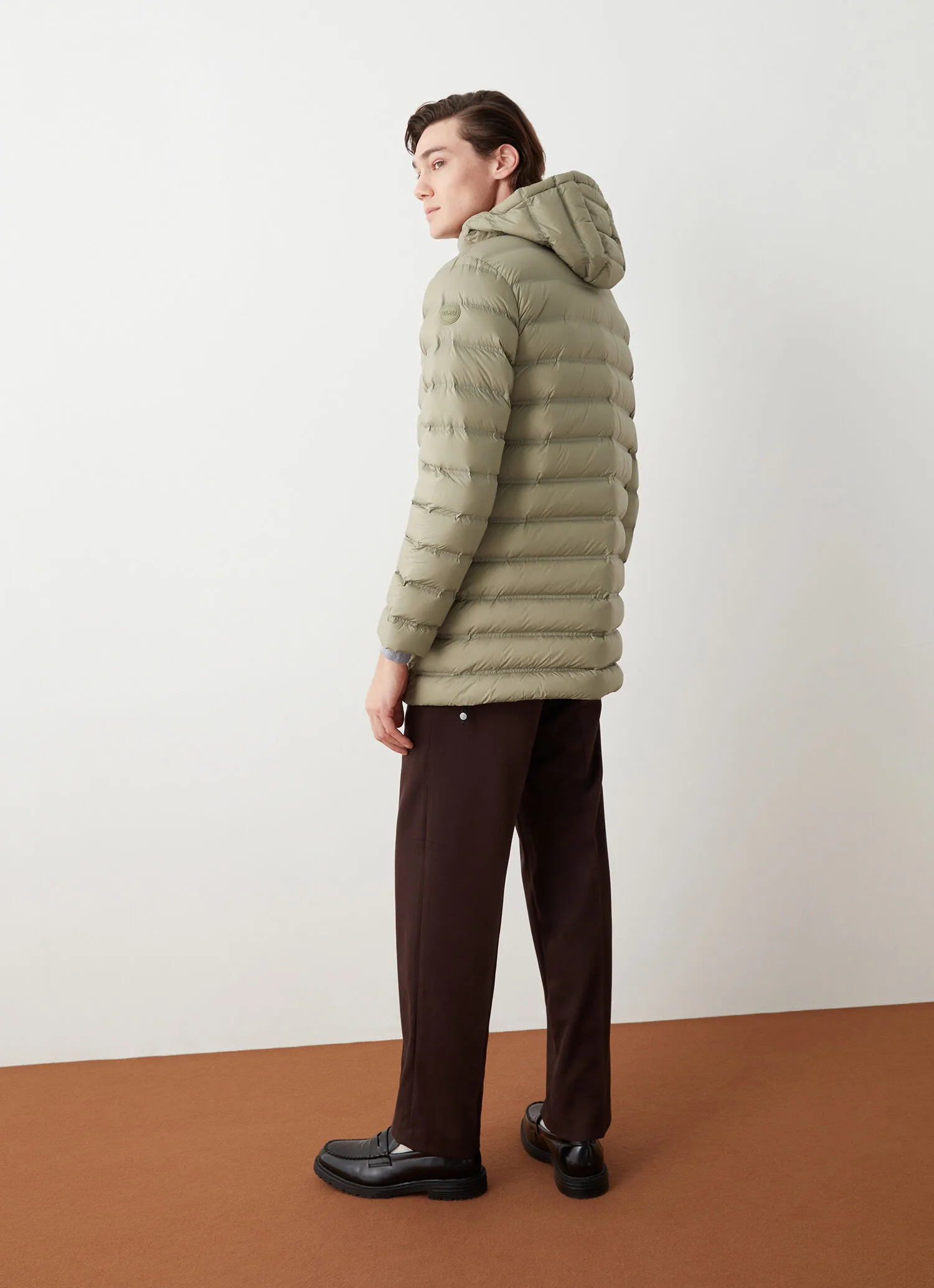 Down jacket with seamless quilting-