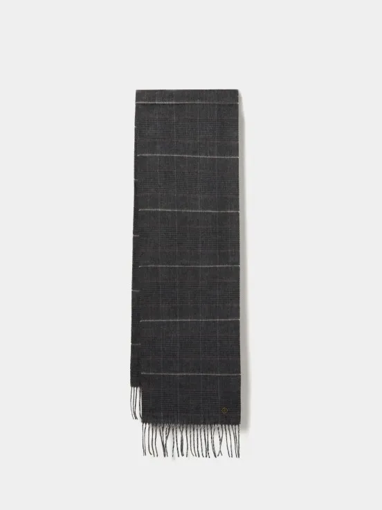 Plaid scarf with fringes